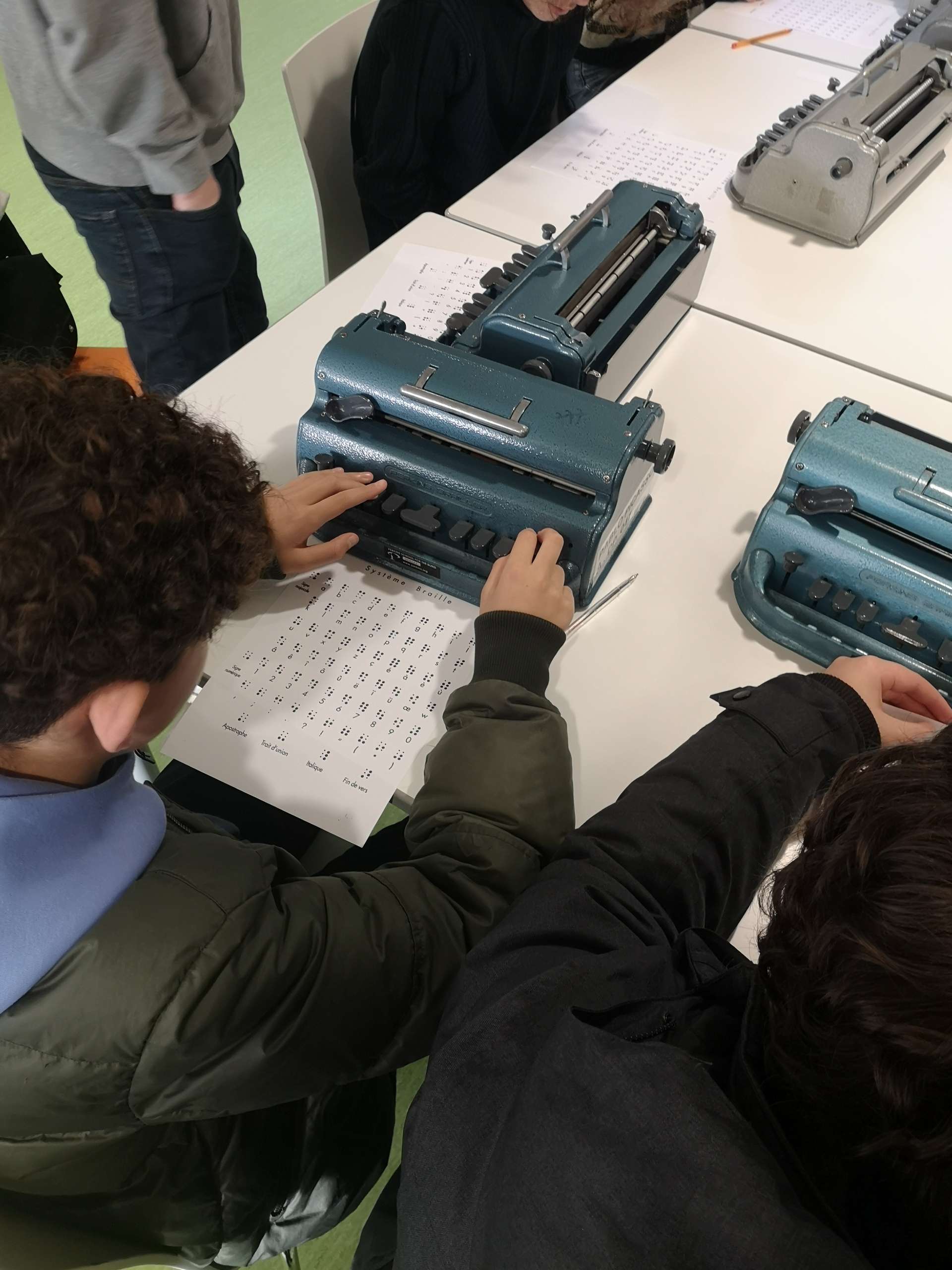 Des élèves utilisent une Perkins, une machine permettant d'écrire du braille